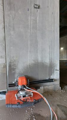 Řezání stěnovou pilou - výřez panelu